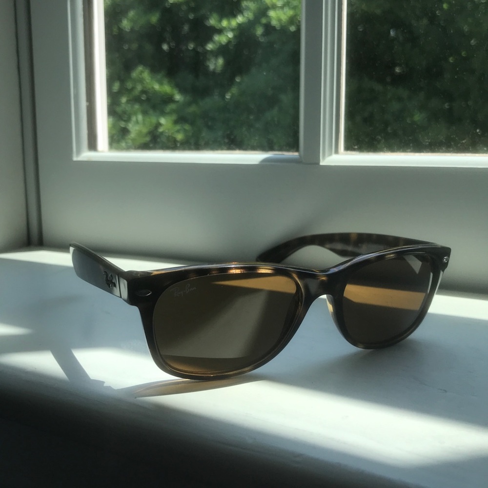 Ray-Ban “New Wayfarer Classic” in brown with case